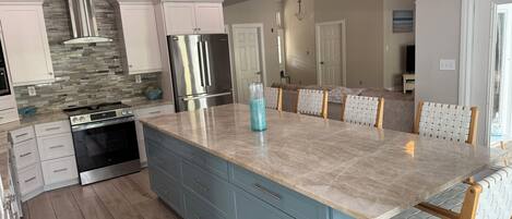 Mikroaaltouuni, uuni, liesi, astianpesukone