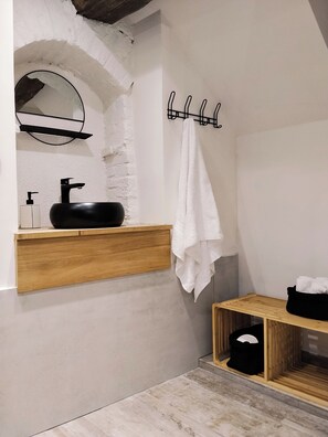 Dusj, hårføner, håndklær og såpe