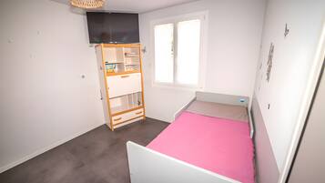 Een strijkplank/strijkijzer, wifi, beddengoed