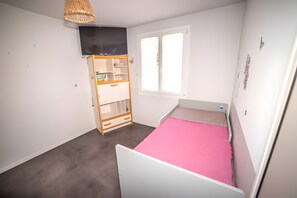 Een strijkplank/strijkijzer, wifi, beddengoed