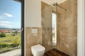 Shower, hair dryer, towels, soap - Soulshine Belvedere Holidays – Modern Studio with Adriatic Views & Terrace (Novigrad)