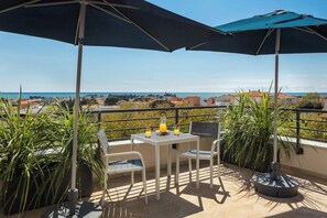 Outdoor dining - Soulshine Belvedere Holidays – Modern Studio with Adriatic Views & Terrace (Novigrad)