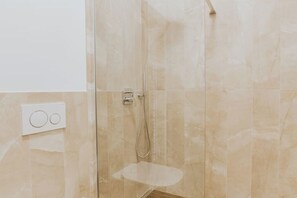 Shower, hair dryer, towels, soap - Soulshine Belvedere Holidays – Modern Studio with Adriatic Views & Terrace (Novigrad)