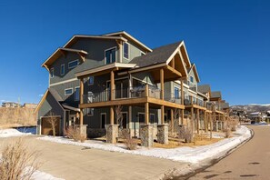 Exterior - Spacious Retreat II Fireplace, Hot Tub, Free Bus, 2 Master Bedrooms (Fraser)
