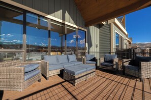 Terrace/patio - Spacious Retreat II Fireplace, Hot Tub, Free Bus, 2 Master Bedrooms (Fraser)