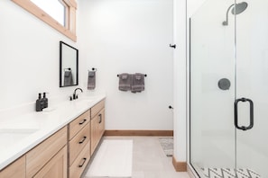 Hair dryer, bidet, towels, soap - Spacious Retreat II Fireplace, Hot Tub, Free Bus, 2 Master Bedrooms (Fraser)