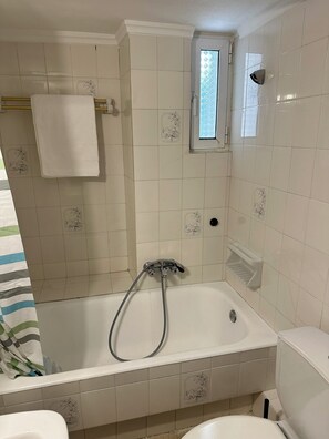 Asciugacapelli, asciugamani, sapone, carta igienica