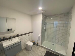 Apartment, 2 Bedrooms, Non Smoking | Bathroom - The Square Apartments Flat 4 (Swindon)