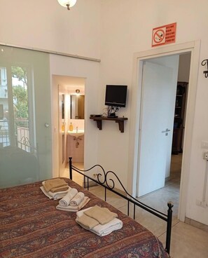 1 bedroom, bed sheets - Laura's little houses: second floor 2 (Palermo)
