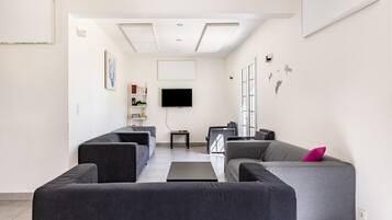 Fernseher, Tischtennisplatte