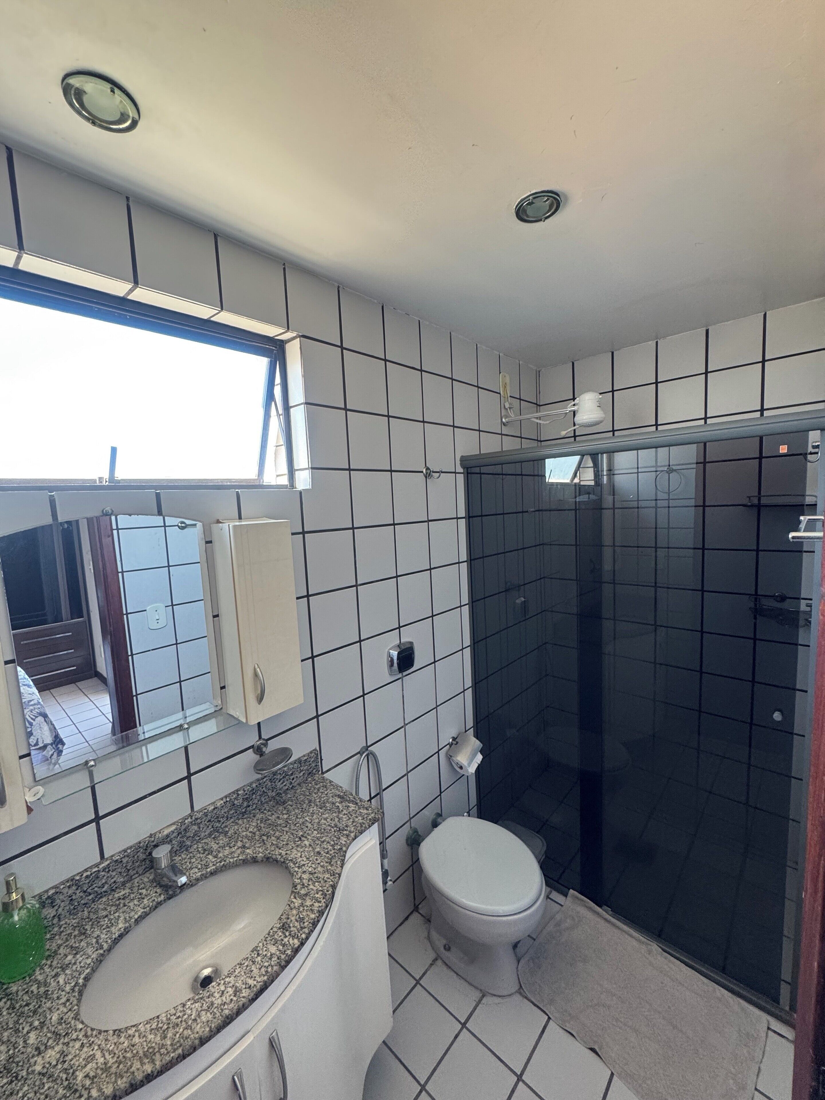 Haartrockner, Handtücher, Seife, Toilettenpapier