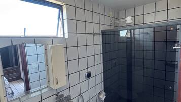 Haartrockner, Handtücher, Seife, Toilettenpapier