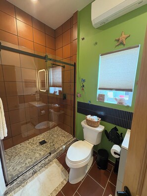 Ein Badezimmer mit einer Duschkabine, Toilette und einem Bidet.