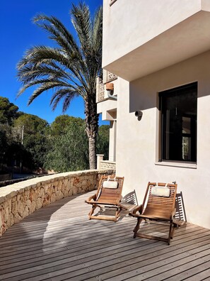 Terrace/patio - 4-bedroom house in popular Cala Llombards, Santanyi. 150m from the beach. (Santanyí)
