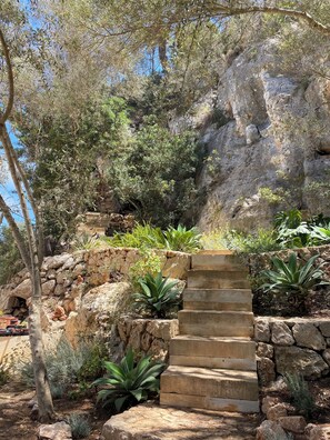 Property grounds - 4-bedroom house in popular Cala Llombards, Santanyi. 150m from the beach. (Santanyí)