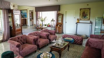 Villa, Terrasse, Gartenblick | Innenbereich