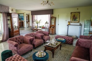 Biệt thự, sân hiên, quang cảnh vườn | Nội thất