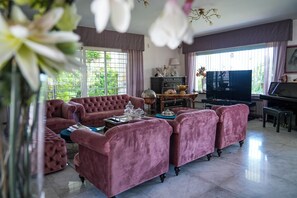Villa, patio, vue sur le jardin | Aire de séjour