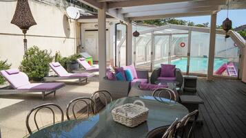 Villa, patio, vista giardino | Piscina | Piscina coperta