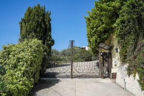 Biệt thự, sân hiên, quang cảnh vườn | Chi tiết ngoại thất