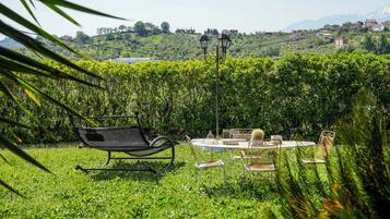 Villa, patio, vue jardin | Restauration extérieure