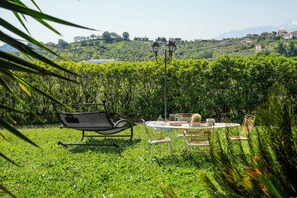 Biệt thự, sân hiên, quang cảnh vườn | Khu ẩm thực ngoài trời