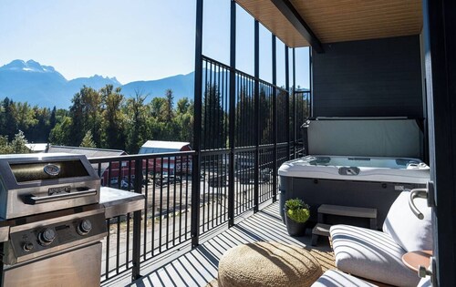 Begbie Vista, Top floor apartment with THE BEST VIEWs, with Hot tub