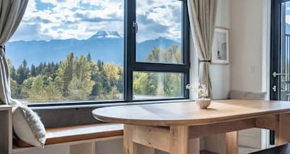 Begbie Vista, Top floor apartment with THE BEST VIEWs, with Hot tub
