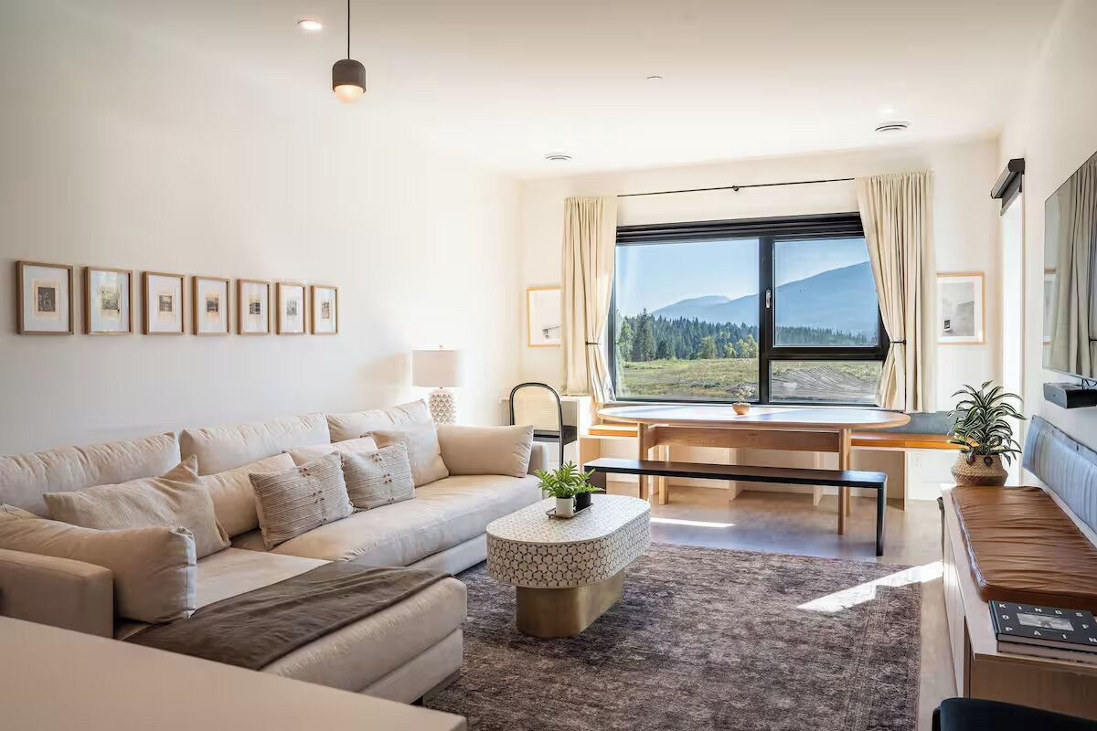 Smart TV, books, stereo