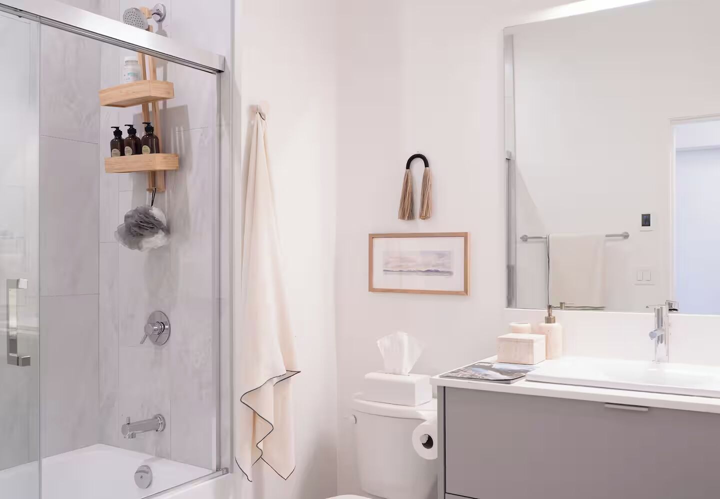 Douche, sèche-cheveux, serviettes fournies, savon