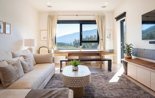 Begbie Vista, Top floor apartment with THE BEST VIEWs, with Hot tub