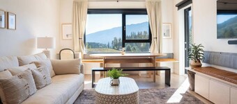 Begbie Vista, Top floor apartment with THE BEST VIEWs, with Hot tub