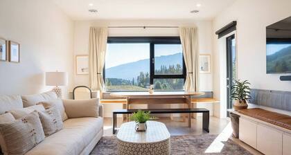 Begbie Vista, Top floor apartment with THE BEST VIEWs, with Hot tub