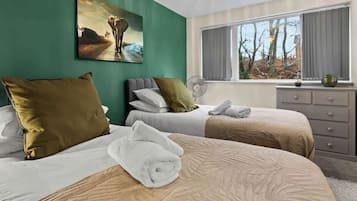 4 bedrooms, iron/ironing board, Internet, bed sheets