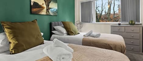 4 bedrooms, iron/ironing board, Internet, bed sheets