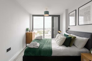 2 slaapkamers, een bureau, een strijkplank/strijkijzer, wifi