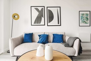 TV, offices - Chic 2 Bed Flat in Central Birmingham (Birmingham)