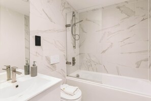 Shower, hair dryer, towels - Chic 2 Bed Flat in Central Birmingham (Birmingham)