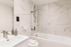 Shower, hair dryer, towels, shampoo - Modern Central Birmingham 2 Bed Apartment (Birmingham)