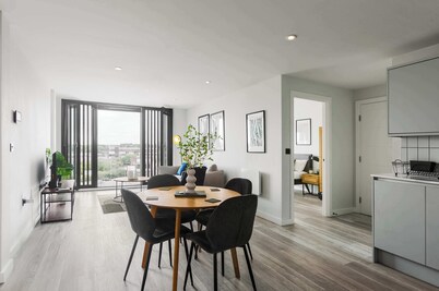 Modern Central Birmingham 2 Bed Apartment