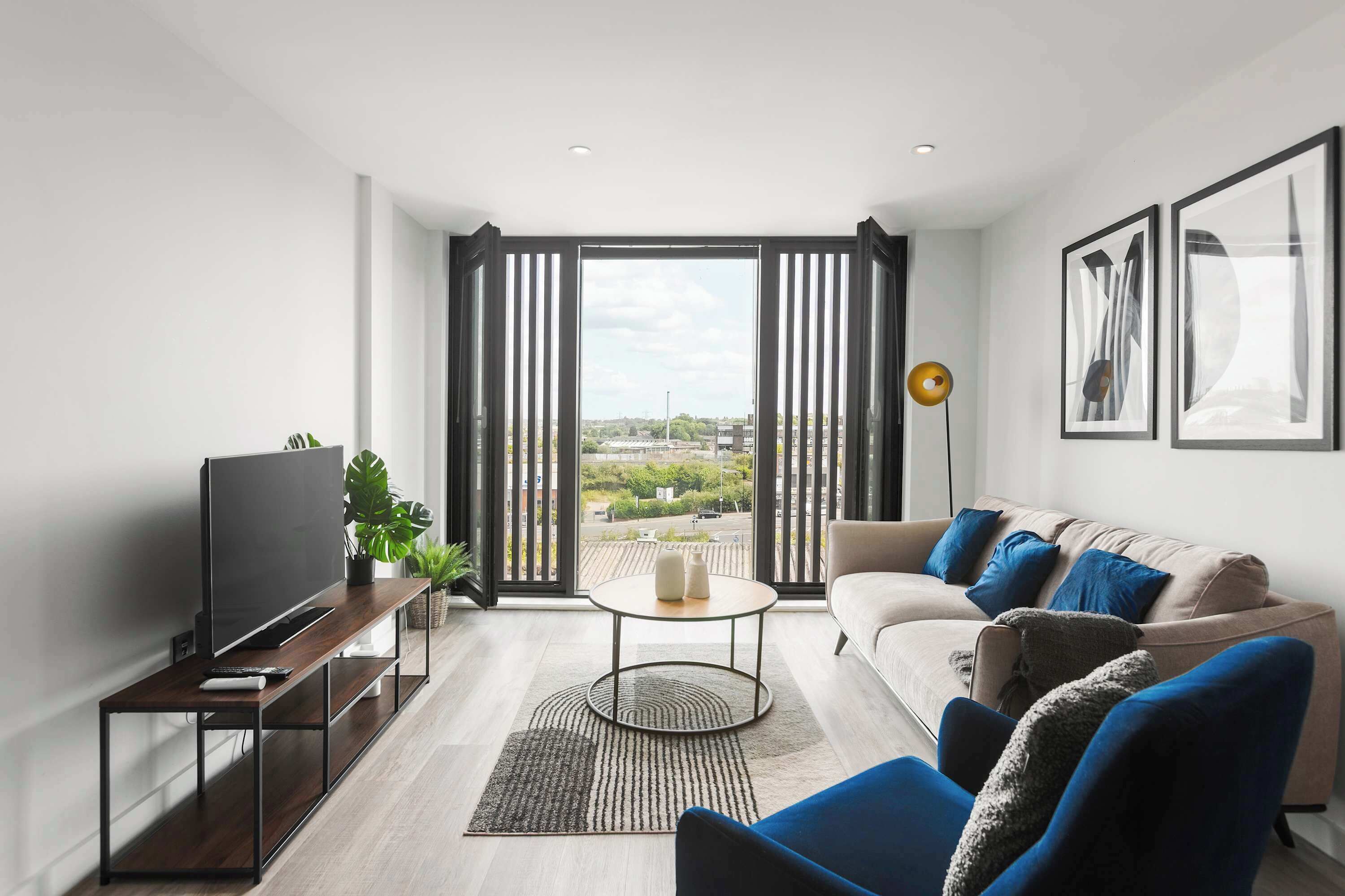 Una televisión, una oficina