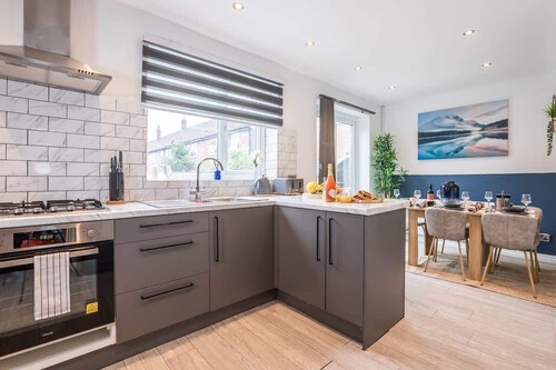 Manchester Airport 3-Bed | Free Park | Sleeps 7