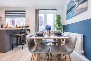 Dining - Manchester Airport 3-Bed | Free Park | Sleeps 7 (Wythenshawe)