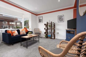 TV, offices - Shawe Hse Airport Stay Driveway Wythenshawe (Wythenshawe)