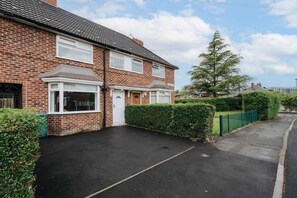 Exterior - Shawe Hse Airport Stay Driveway Wythenshawe (Wythenshawe)