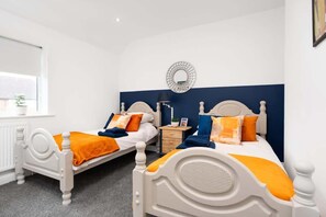 3 bedrooms, iron/ironing board, WiFi, bed sheets - Shawe Hse Airport Stay Driveway Wythenshawe (Wythenshawe)