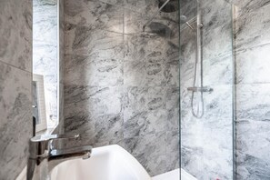 Shower, hair dryer, shampoo - Shawe Hse Airport Stay Driveway Wythenshawe (Wythenshawe)