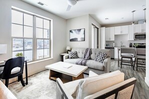 Smart TV - Landing | Stunning 1BD, Courtyard, Gym (Cleveland)