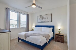 Tabla de planchar con plancha, cuna de viaje, wifi y ropa de cama 