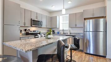 Réfrigérateur, micro-ondes, four, plaque de cuisson